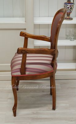 Poltroncina con braccioli in legno di noce con seduta e schienale imbottiti